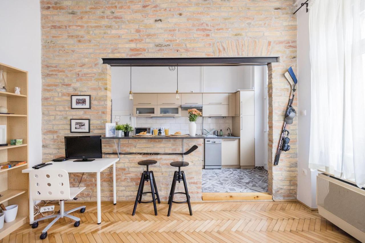 Ferienwohnung Live Like A Local At The Rustic Hockey Hut Budapest Exterior foto