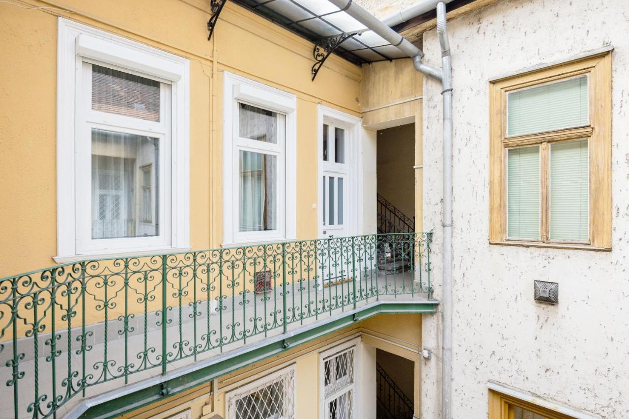 Ferienwohnung Live Like A Local At The Rustic Hockey Hut Budapest Exterior foto