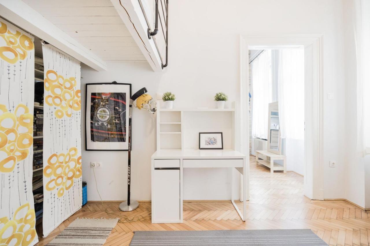 Ferienwohnung Live Like A Local At The Rustic Hockey Hut Budapest Exterior foto